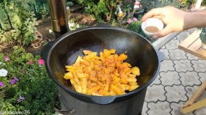 КАРТОШКА ПО-ОХОТНИЧЬИ В КАЗАНЕ НА КОСТРЕ | Жареная картошка с охотничьими колбасками