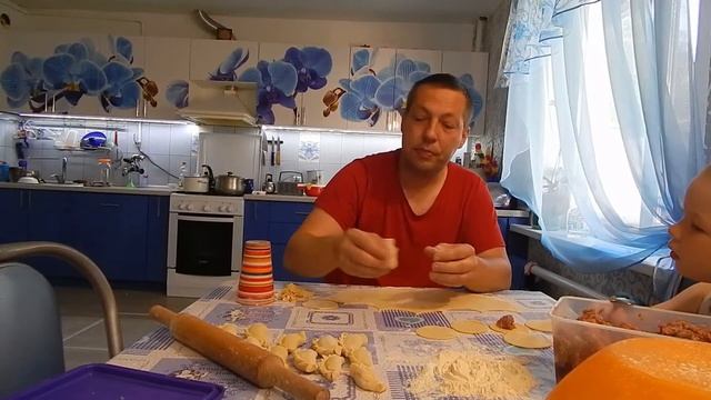 10. Мужики на кухне лепят пельмени смотреть онлайн