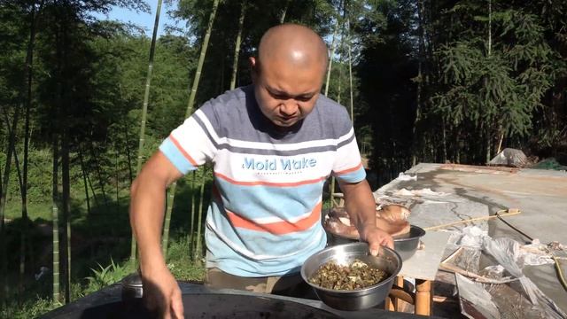 【农村四哥】农村四哥换发型在养鸡场翻筋斗，整半边猪头做扣肉，这吃法太解馋 смотреть онлайн
