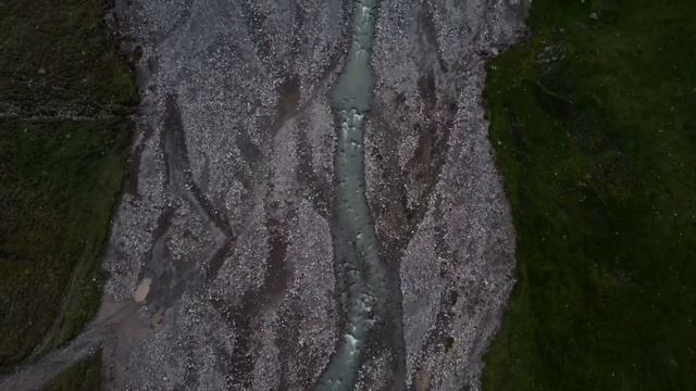 ДЖИЛЫ - СУУ С ВОЗДУХА. Полёт над поляной Эммануэля смотреть онлайн