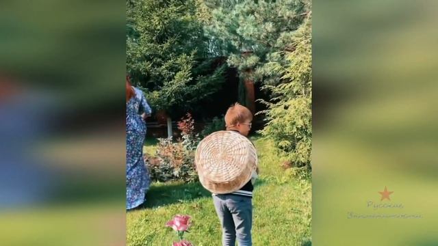 Эвелина Бледанс собирает розы с сыном Семеном смотреть онлайн