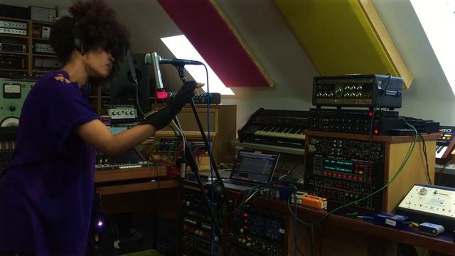 lula.xyz & Mi.Mu gloves in the Soundgas Studio смотреть онлайн