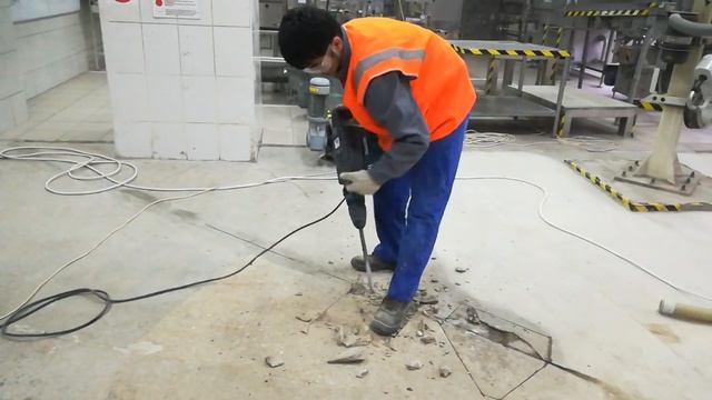 Удаление поврежденных участков поверхности бетонного пола