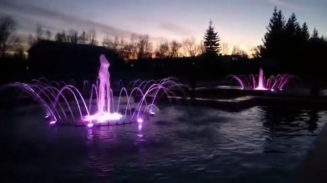 На площади Мира в Барнауле состоялся пробный запуск обновленного фонтана с подсветкой смотреть онлайн