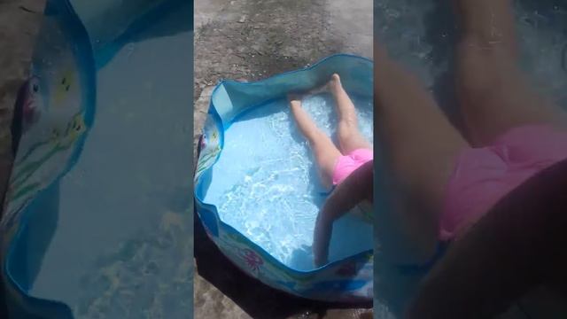 У бабули купаемся в маленьком басейне смотреть онлайн