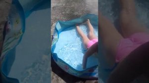 У бабули купаемся в маленьком басейне