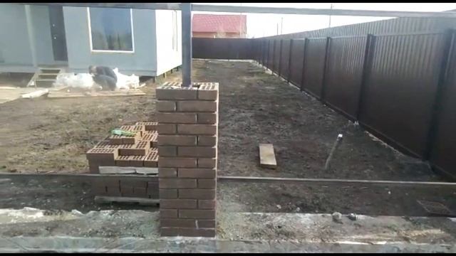 ЗАБОР ИЗ ПРОФНАСТИЛА С КИРПИЧНЫМИ СТОЛБАМИ, ОТКАТНЫМИ ВОРОТАМИ И ФУНДАМЕНТОМ, ЗАБОР ИЗ ПРОФЛИСТА смотреть онлайн