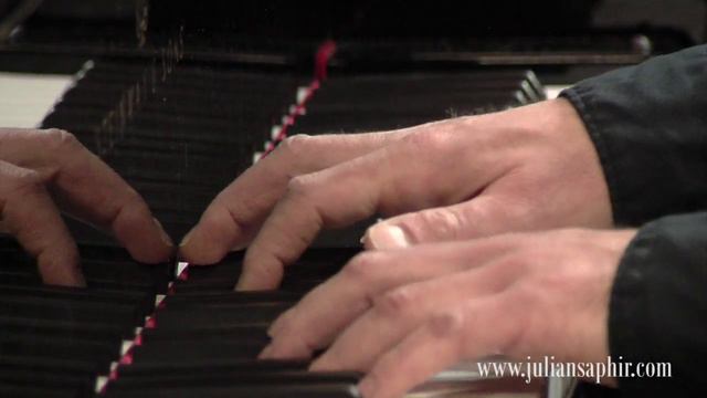 Julian Saphir plays Debussy's "Clair de Lune" смотреть онлайн