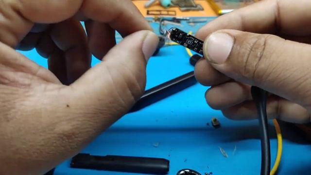 Realme Buds Wireless 2 Right Side Disassembly and Wiring Details смотреть онлайн