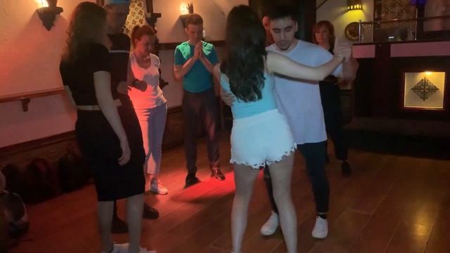 «Мадридский шаг». Движения в бачате, которые должен знать каждый. Madrida step. Bachata movements. смотреть онлайн