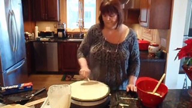 Diane Makes Crepes смотреть онлайн