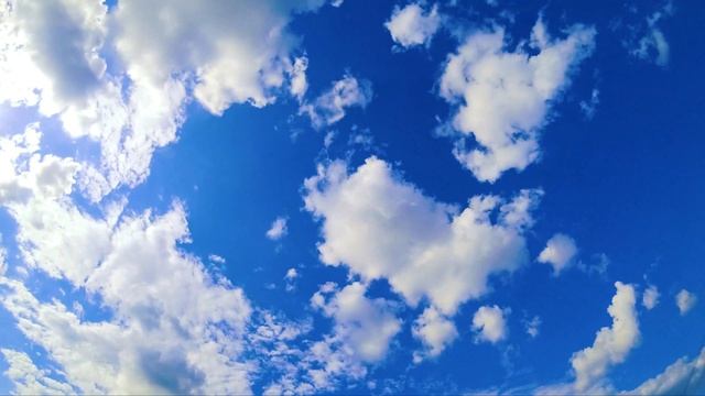 Бегущие облака. Таймлапс небо и облака | Футажи красивая природа [4K] смотреть онлайн