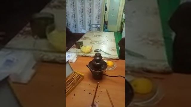 Простота в использовании шоколадного фонтана ..необходимые ингредиенты смотреть онлайн