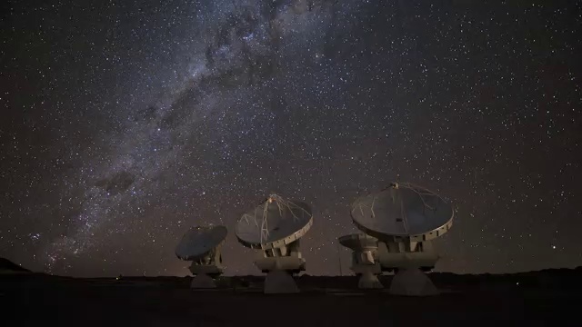 Time Lapse d’ une nuit étoilée смотреть онлайн