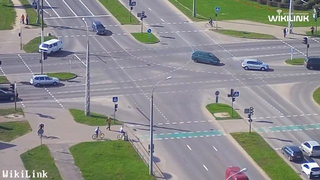 Опасно! Пассат чуть не "посадил на капот" велосипедиста. смотреть онлайн
