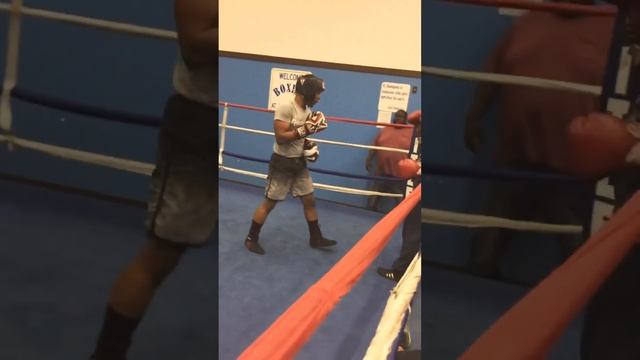 Old man VS Young man boxing sparring смотреть онлайн