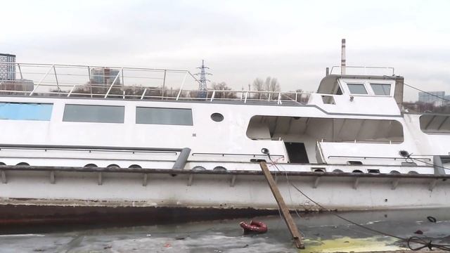 В Кожуховском затоне на Москве-реке затонул теплоход (Moscow River ShipWreck). смотреть онлайн