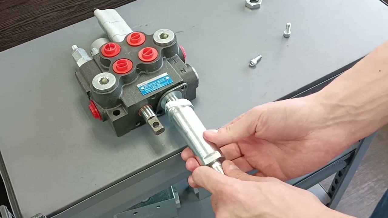 Установка и подключение троса к гидро  распределителю р40/80