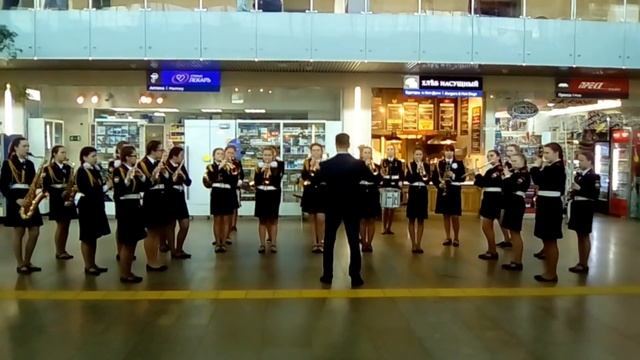 Вокзал. Москва. Духовой оркестр жарит песню группы Чингисхан "Москва". смотреть онлайн