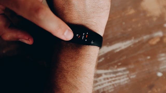 Обзор фитнес-браслета Mi Band 4 | MobiStore смотреть онлайн
