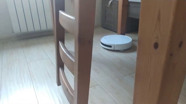 РОБОТ Пылесос ВЫПОЛНЯЕТ Уборку ПОЛА На КУХНЕ смотреть онлайн