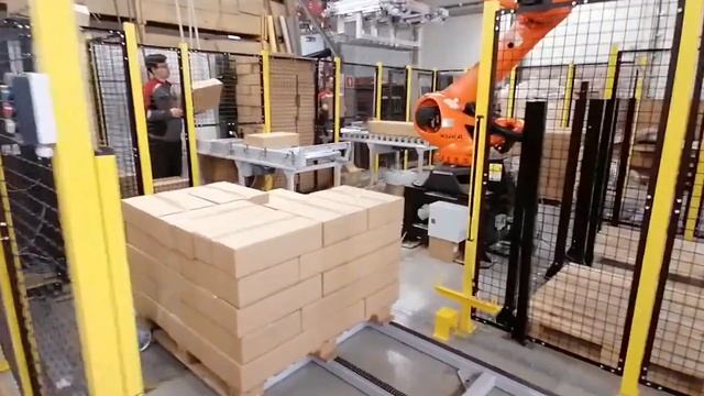 Автоматическая укладка коробок (лотков) 2-х типоразмеров на два паллета одновременно Роботом КУКА смотреть онлайн