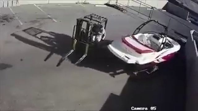 Сказочный человек, прицеп с лодкой и погрузчик смотреть онлайн
