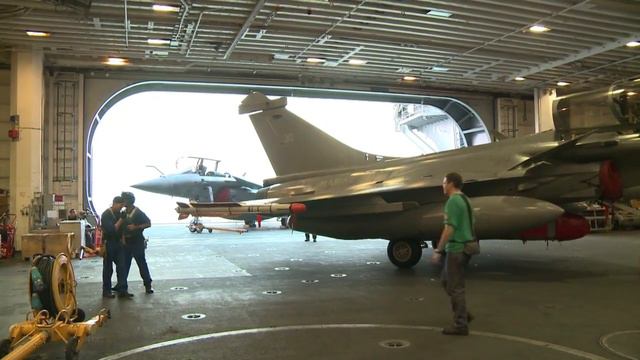 French and American aircraft carriers cooperate in Oman смотреть онлайн