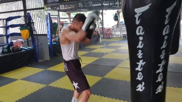 Тренировки по боксу в Таиланде ?? тренер Корнеев Андрей. смотреть онлайн