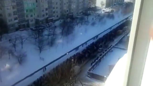 Люди в Ровно вышли на улицу... и направились брать обладминистрацию... 23.01.14 смотреть онлайн