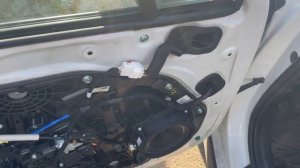 Разобрать дверь Kia K5 за минуту