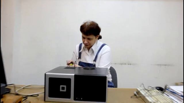 Девушка ремонтирует компьютер смотреть онлайн