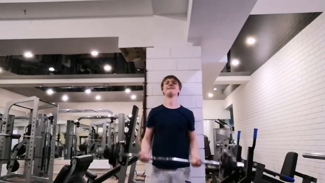 Тренеровка: Строгого подъёма на бицепс. И подъем с читингом. смотреть онлайн