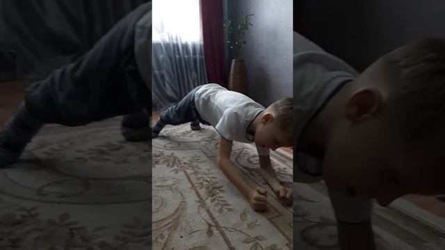 Как делать "планку". Необычная подвижная планка для прокачки пресса и спины.Канал для детей #7лет смотреть онлайн