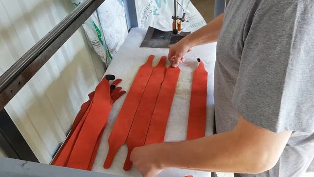 Изготовление круглых ручек из кожи со шнуром .Намазка клеем.. смотреть онлайн