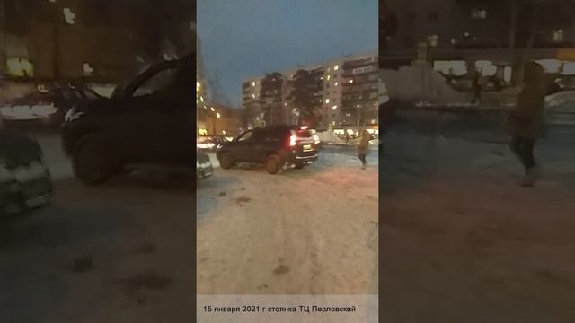 Как машины проезжают под запрещающий знак на ТЦ Перловский (Мытищи) смотреть онлайн