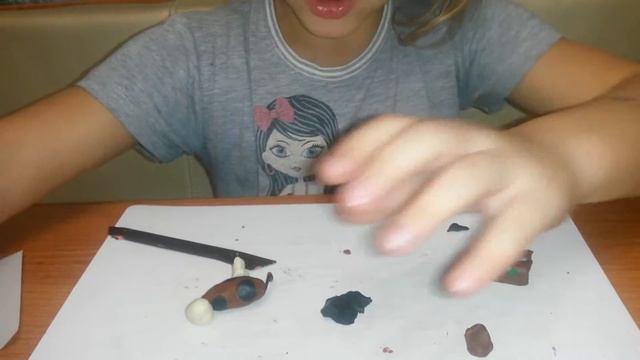 Мисс Настя лепит корову из пластилина. смотреть онлайн