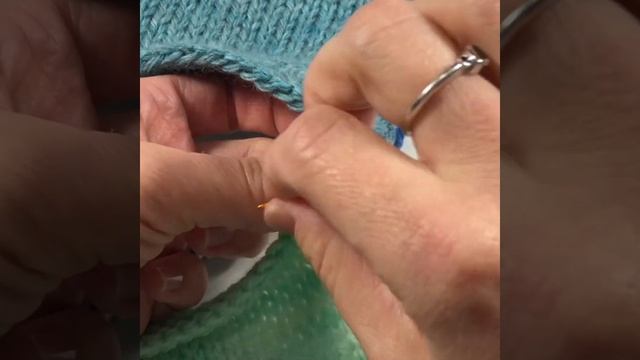 Mattress Stitch on cast on to bind off edges for seaming shoulders on knits смотреть онлайн