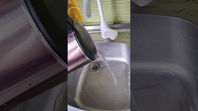 Электрочайник Midea MK-8079 вылив воды смотреть онлайн