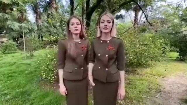 Алиса и Герда Кичигины - Над миром вновь ликует светлый май смотреть онлайн