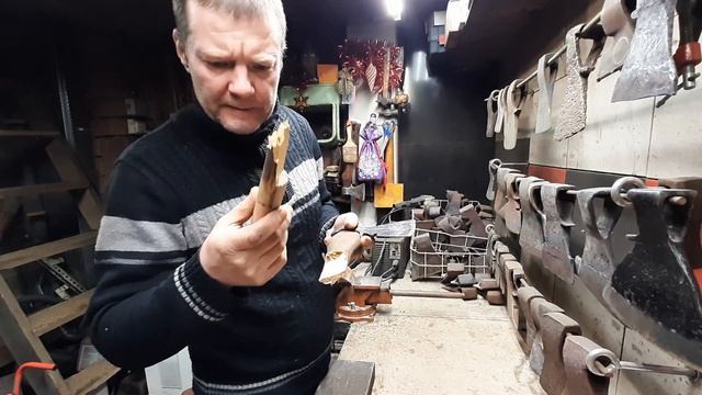 Реставрация малых сапёрных топоров. Эксперименты с топорищем смотреть онлайн