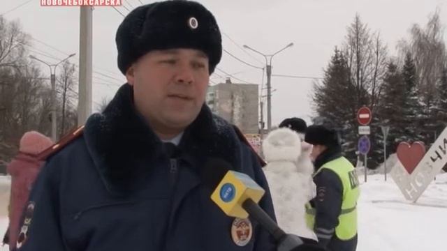 Дед Мороз и Снегурка совместно с сотрудниками ГИБДД проинспектировали пешеходов и водителей смотреть онлайн