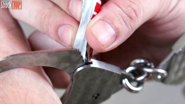 КАК ИЗБАВИТЬСЯ ОТ НАРУЧНИКОВ БЕЗ КЛЮЧА смотреть онлайн