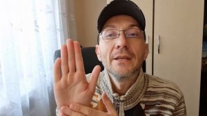 Как самому отрегулировать пластиковую входную дверь на петлях, что бы был прижим внизу двери?