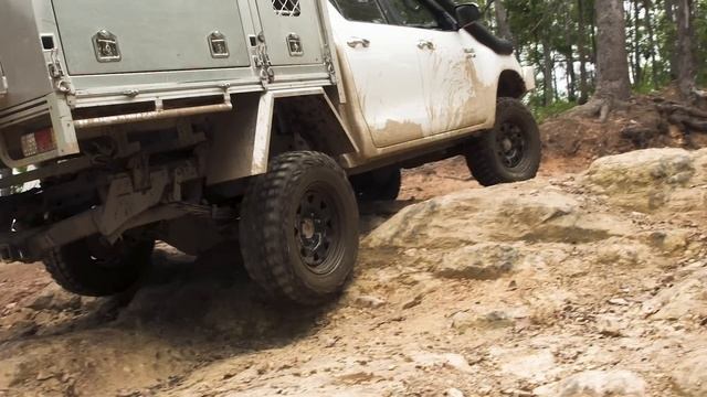31 v 33 v 35 inch Tyre Mega Test! What wins? Every question answered - Mud, sand, rocks, on-road смотреть онлайн