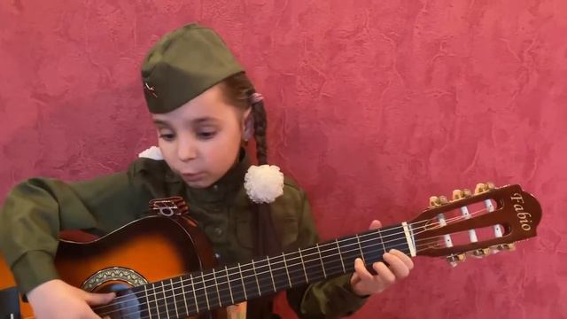 «Бьётся в тесной печурке огонь» исполняет Маша Джаббарова (7 лет). смотреть онлайн