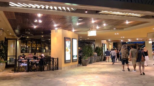 Walking Tour Waikiki Beach at Sunset (4k - 60 fps) смотреть онлайн