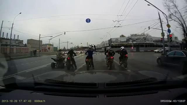 Мото выкрутасы в центре Москвы смотреть онлайн