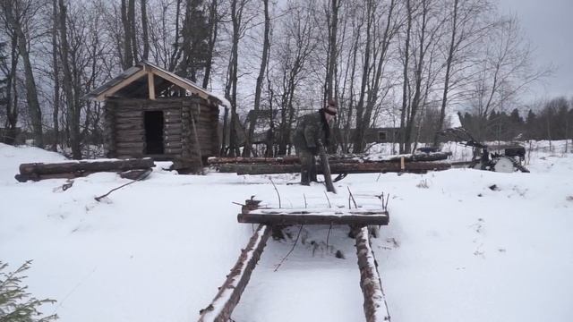 Гусеницы на мотоблоке с прицепом для перевозки валежника. смотреть онлайн