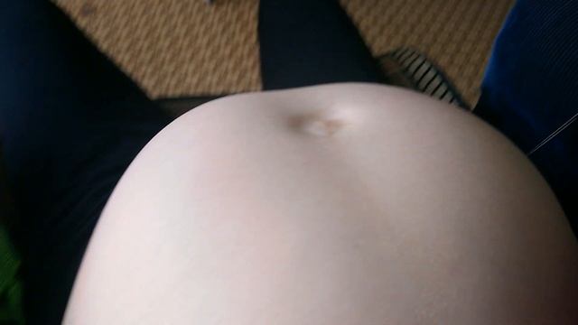 Шевеление малыша в животе у мамы, Рафилю 7 месяцев (2017-04-06) при беременности смотреть онлайн